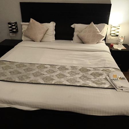 Pearl Suites At Omex Entrenity Vrindāvan Eksteriør bilde